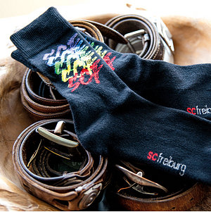 SC Freiburg Socken "SCF bunt" schwarz